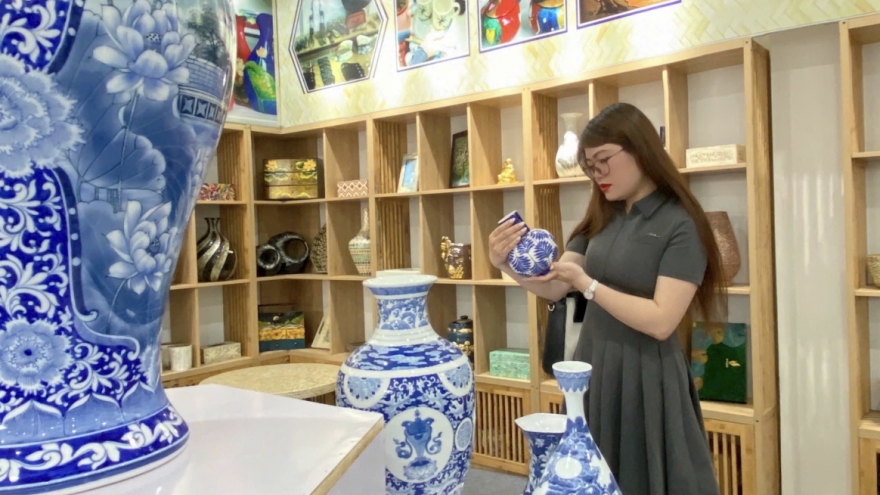 Exhibition showcases ceramics, lacquer, and gold leaf craftsmanship